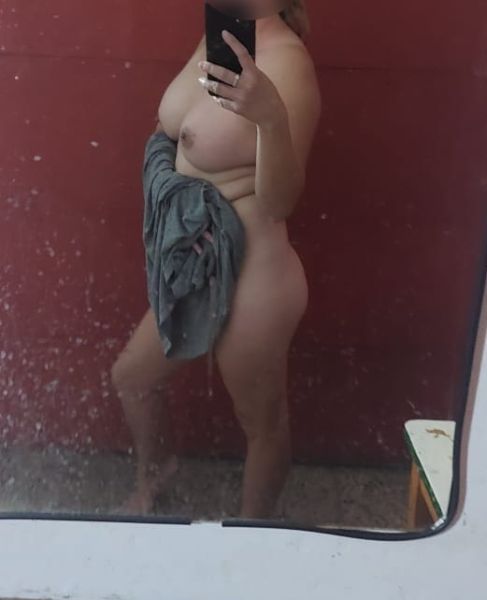 Hola amor como estás 🥰
Soy Sheyla te comento mi servicio 😍 ( *es  completo 
Es oral , vaginal y anal )
 *lunes a sábados
De 10 a 20 horas*